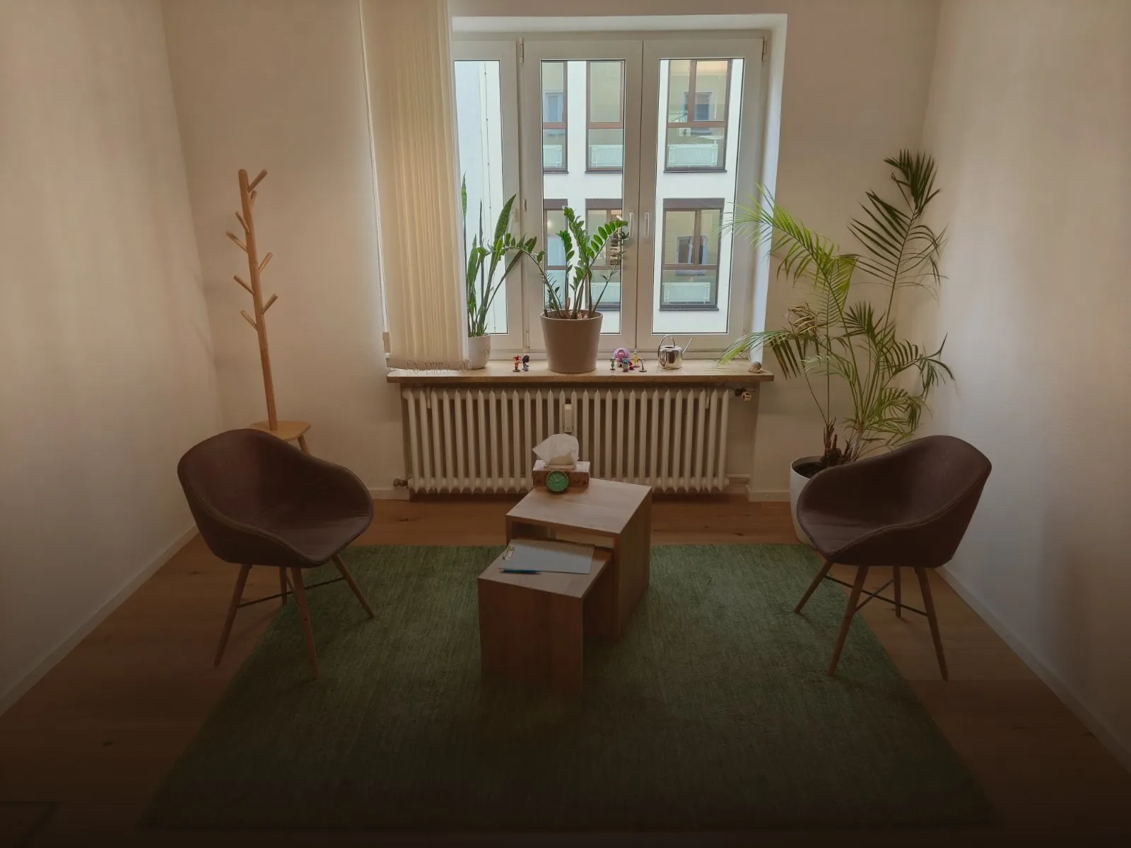 Der Therapieraum in München — zwei Sessel, Pflanzen und viel Tageslicht